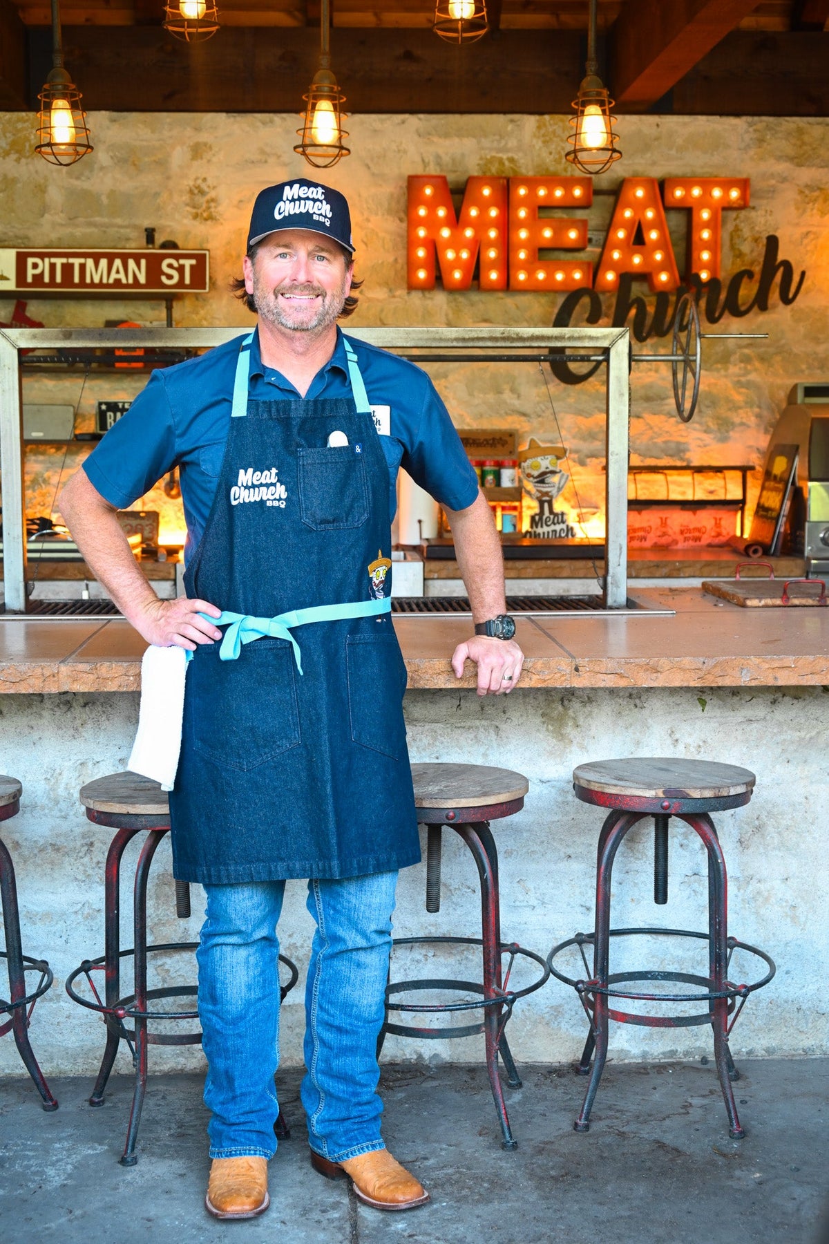 hedley-and-bennett-meat-church-apron-navy-w1 NAVY_H_B_APRON_LIFESTYLE_OUTDOOR_KITCHEN_TIED.jpg